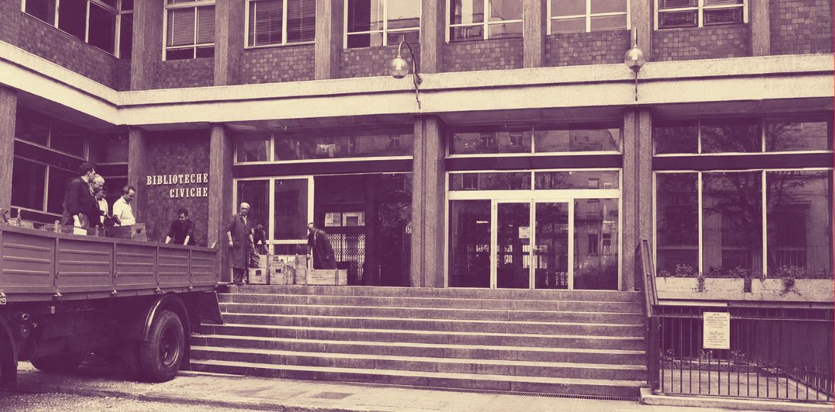 Immagine vintage del trasloco della Biblioteca civica centrale