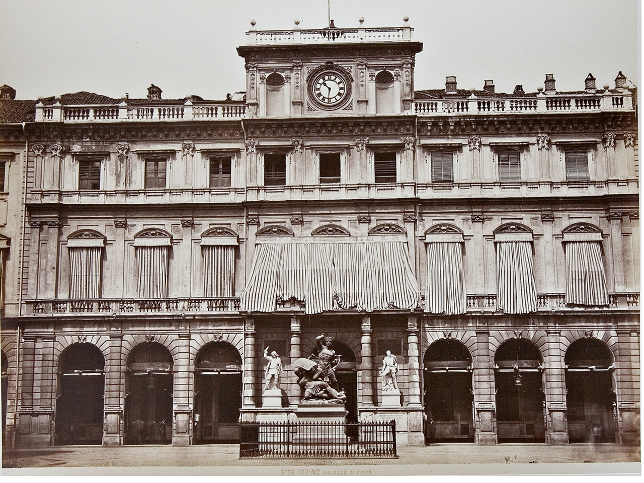 La facciata di Palazzo civico (1866-67)