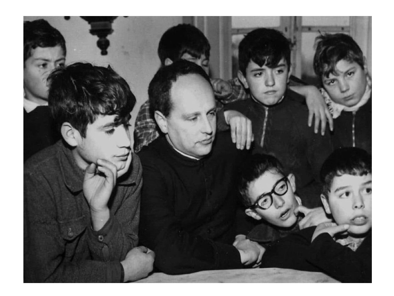 Don Milani nella scuola di Barbiana (da azionecattolica.it)