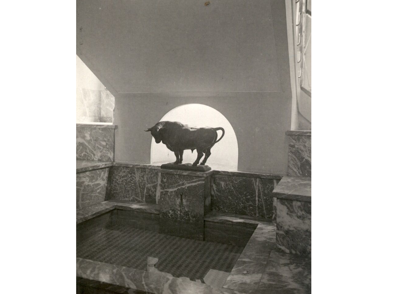 La fontana interna nella prima sede di corso Palestro con sulla sommità il toro di Emilio Musso