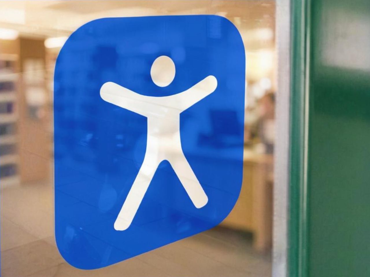 simbolo dell'accessibilità sulla porta di una biblioteca