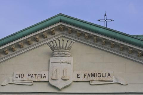 Mausoleo della Bela Rosin - motto su timpano