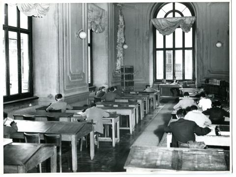 La sala di lettura della Biblioteca presso Palazzo Carignano, inaugurata nel 1948