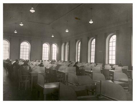 La sala lettura e consultazione della nuova sede della Biblioteca nel 1929