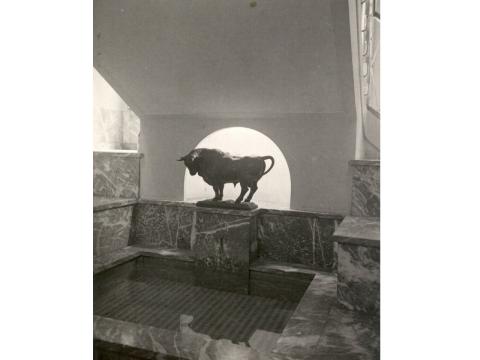 La fontana interna nella prima sede di corso Palestro con sulla sommità il toro di Emilio Musso