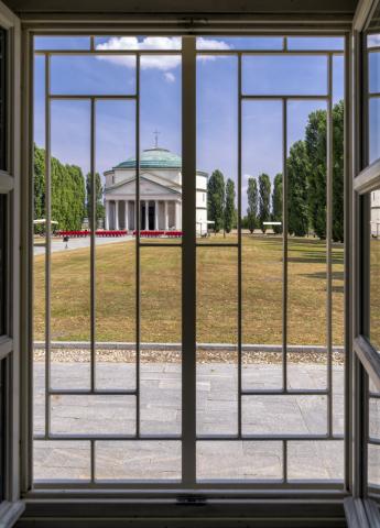Mausoleo della Bela Rosin - Vista del giardino di lettura dall'interno della biblioteca