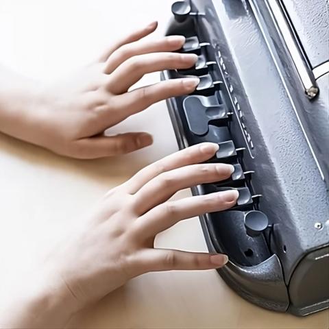 Immagine della macchina per scrivere dattilo-braille