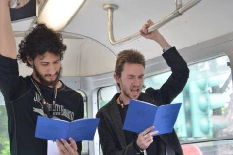 Torino che legge sul tram storico edizione 2022.