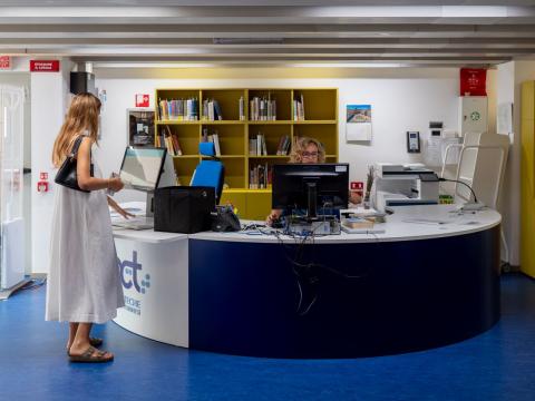 Biblioteca Alberto Geisser: area accoglienza e prestito