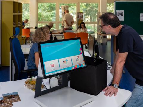 Biblioteca Alberto Geisser: postazione di autoprestito