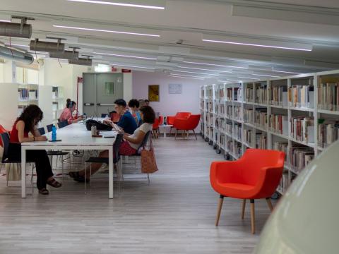 Biblioteca Alberto Geisser: area lettura soppalco