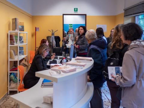 via Negarville - interno - banco accoglienza