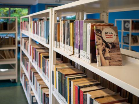 via Negarville - interno - scaffali
