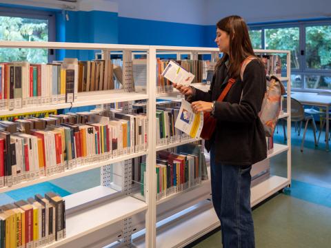 via Negarville - interno - scaffali 