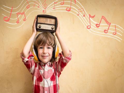 bambino che ascolta la musica