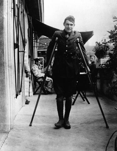 foto di Hemingway 1918  in uniforme militare con stampelle
