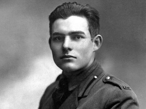 ritratto fotografico Hemingway in uniforme militare