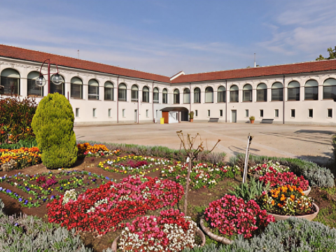 cascina giaione cortile in fiore