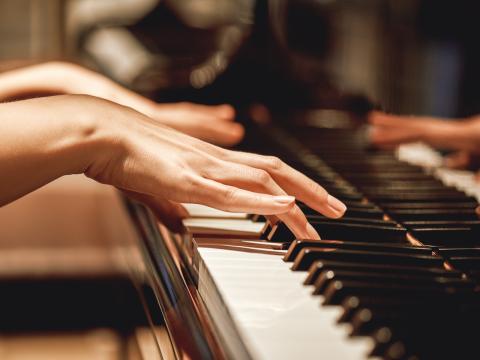 immagine di una pianista che suona
