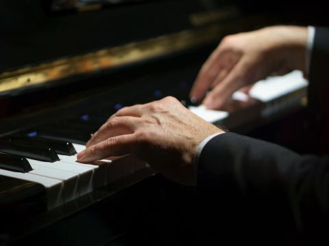 immagine di un uomo che suona il pianoforte