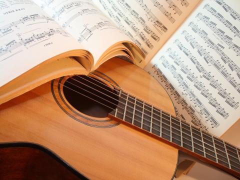 immagine di una chitarra con spartito