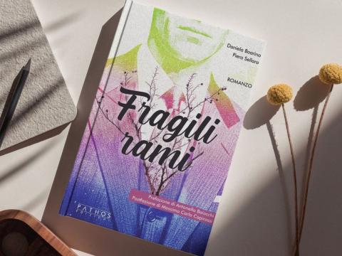 libro su tavolo
