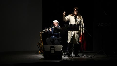 attore e attrice sul palco