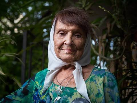 fotografia di Taty Almeida, tra le piante con fazzoletto sulla testa