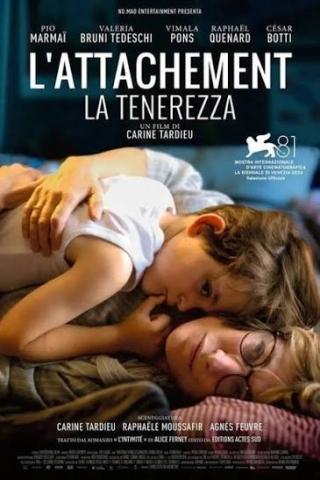 locandina del film Attachement con donna e bambino sdraiati e abbracciati