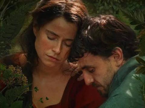 primo piano dei due attori madre e padre Shakespeare