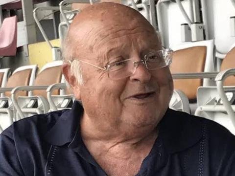primo piano di Ormezzano, sorridente dentro uno stadio
