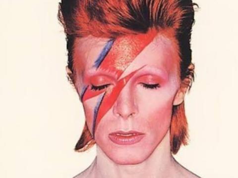 primo piano di David Bowie truccato