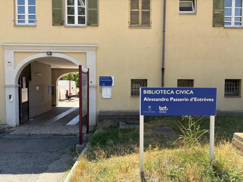 Biblioteca civica Alessandro Passerin d'Entrèves - ingresso esterno