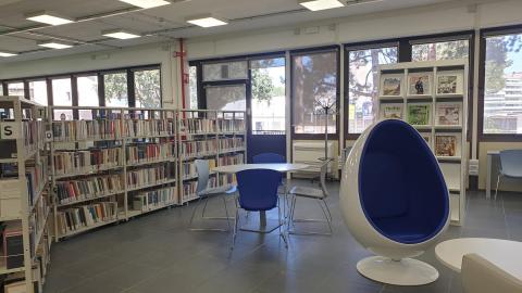 Biblioteca Carluccio - Scaffali e sedute informali