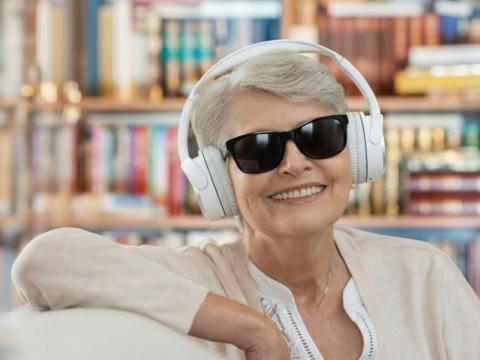 Persona che ascolta un audiolibro con le cuffie - Servizio Libro Parlato